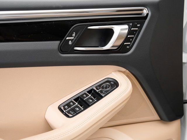 Certified 2025 Porsche Macan image 8