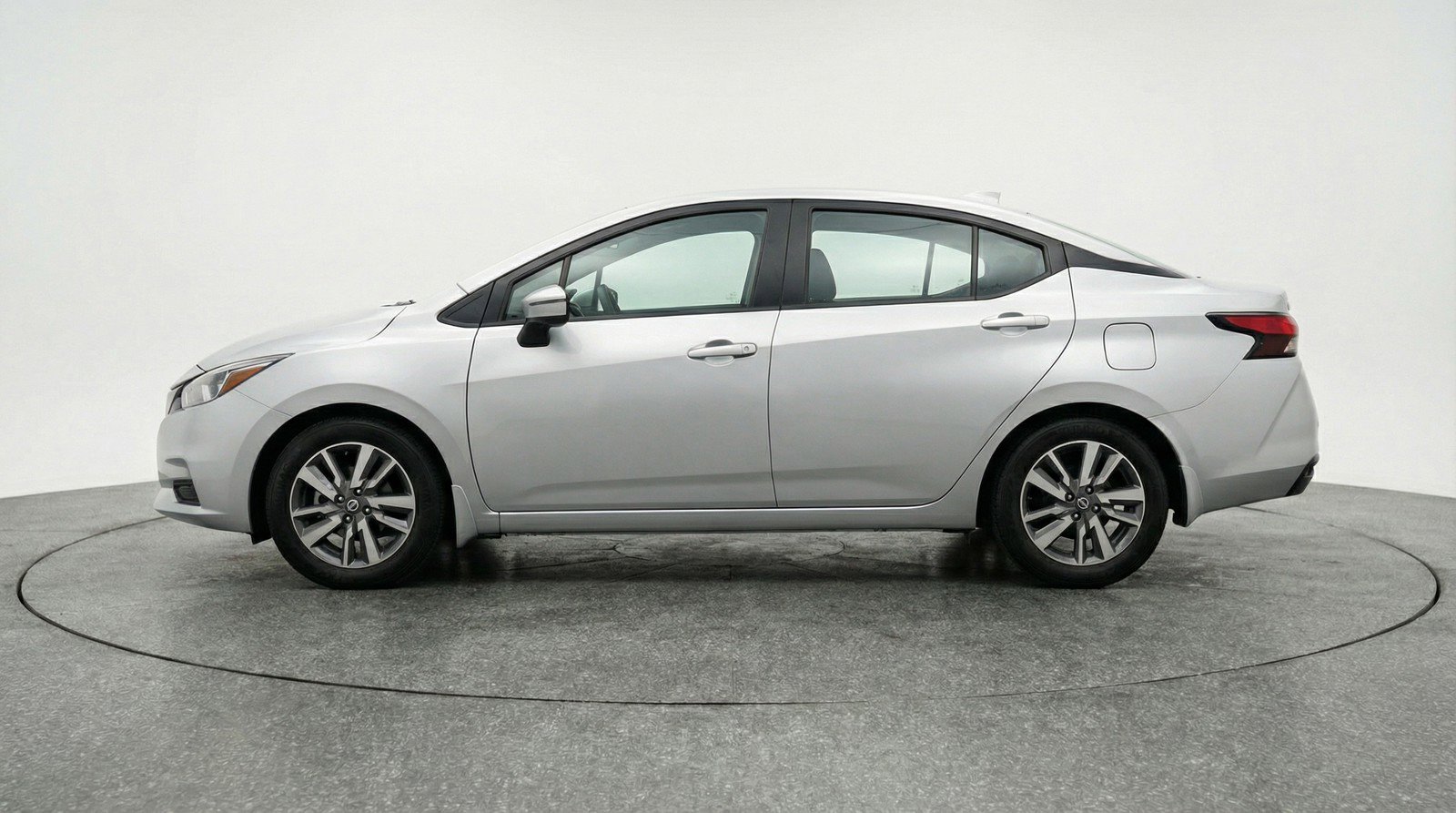 Used 2025 Nissan Versa SV image 5