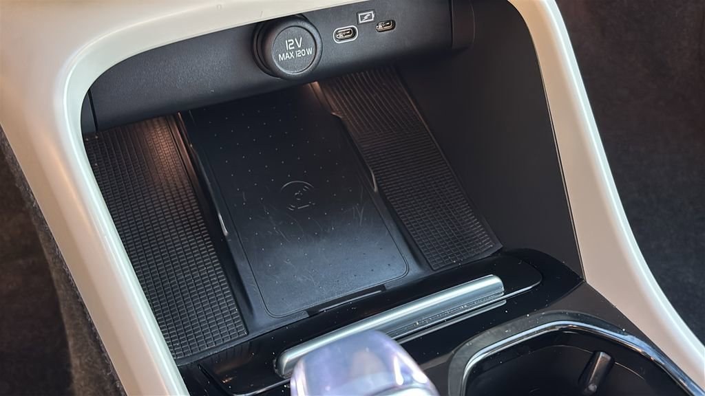 Certified 2024 Volvo XC40 B5 Ultimate w/ Climate Package image 21