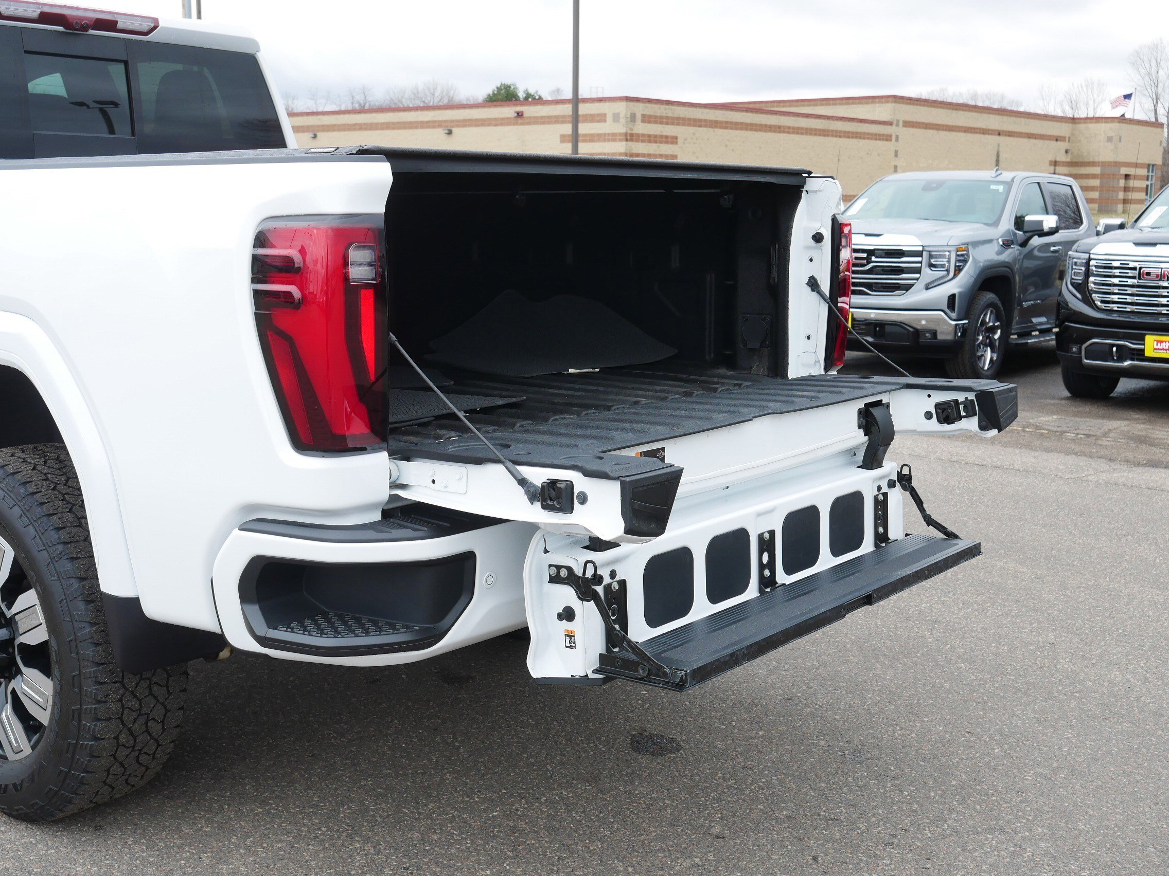 Used 2025 GMC Sierra 3500 Denali w/ Denali Reserve Package image 18