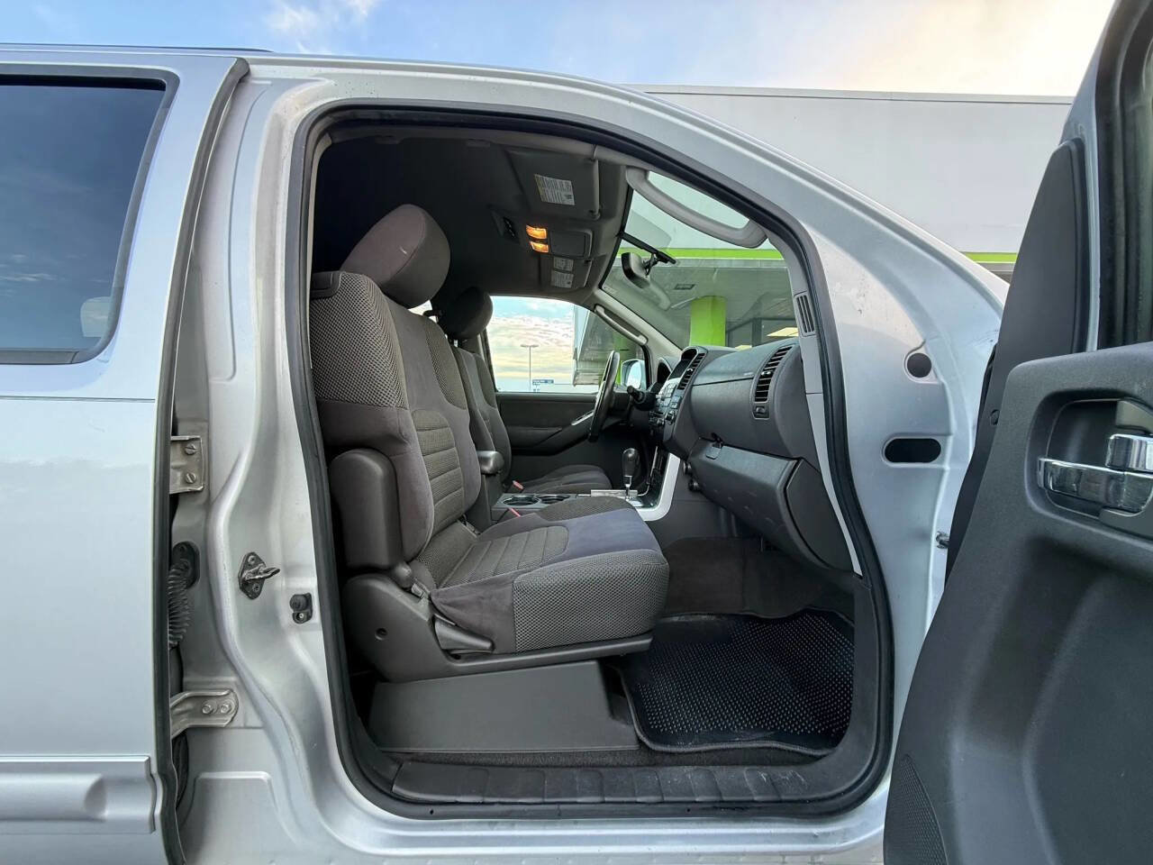 Used 2010 Nissan Pathfinder SE w/ SE Premium Journey Pkg image 7