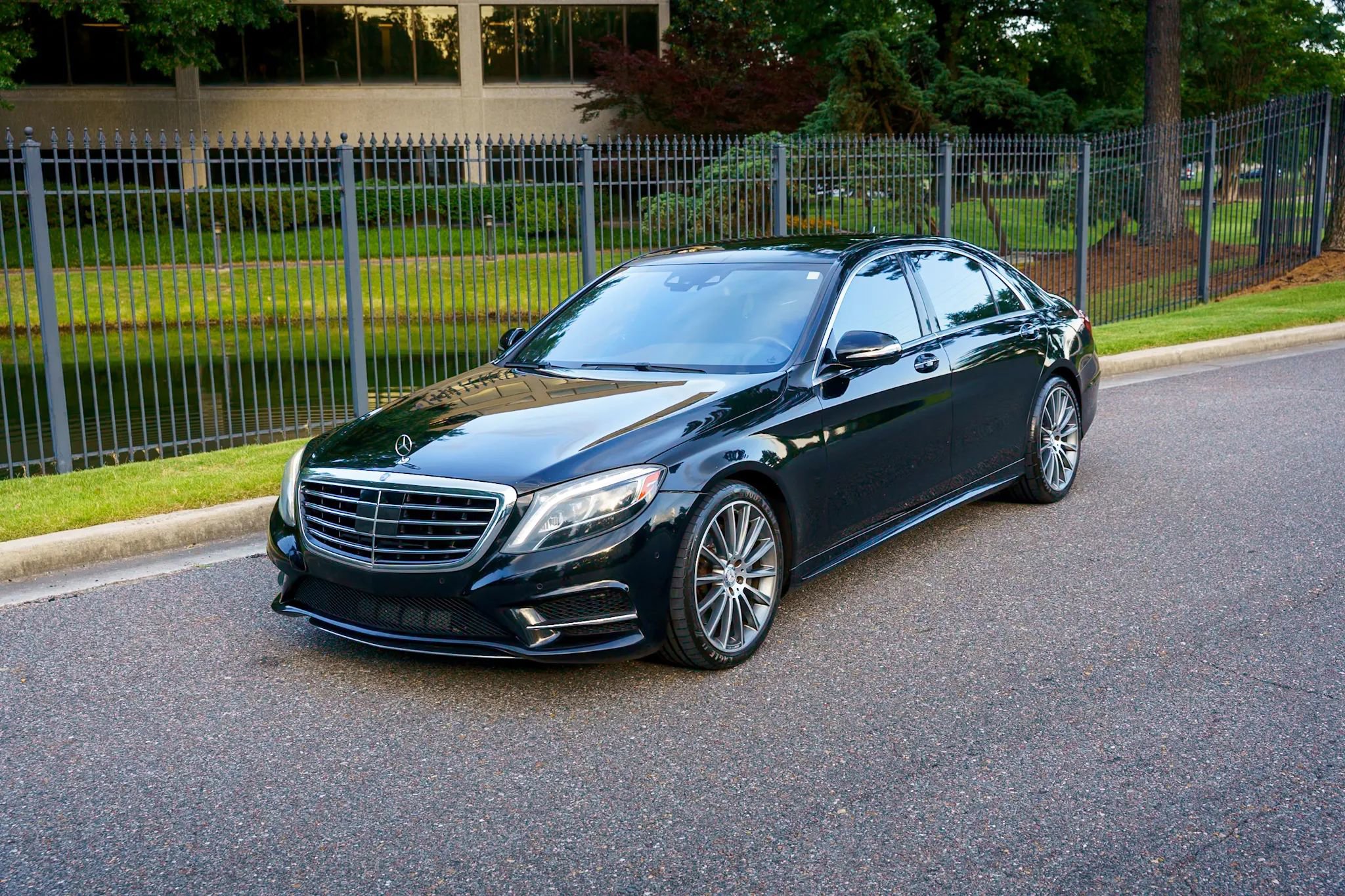 Used 2015 Mercedes-Benz S 550 Sedan image 2