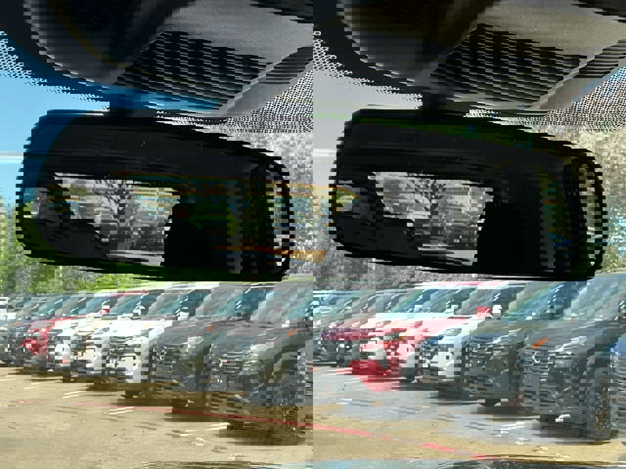 Used 2025 Nissan Rogue SV image 27