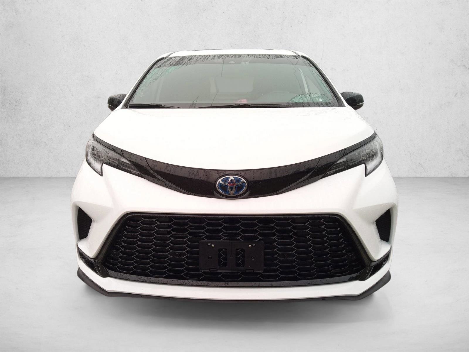 Used 2025 Toyota Sienna XSE w/ XSE Premium Package FWD image 2
