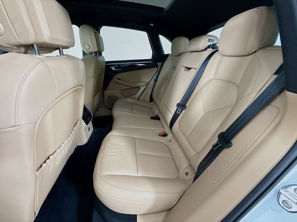 Used 2025 Porsche Macan AWD/4WD image 24