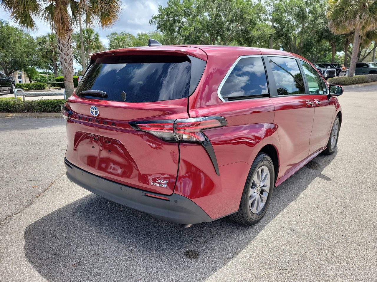 Used 2022 Toyota Sienna XLE FWD image 3