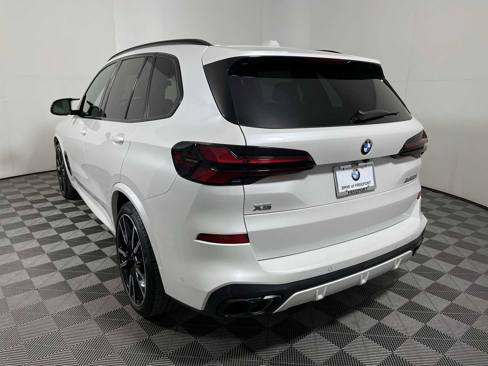 Used 2025 BMW X5 M60i w/ Executive Package image 5