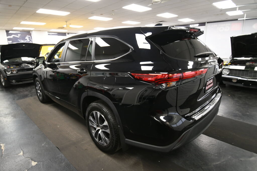 Used 2023 Toyota Highlander XLE AWD/4WD image 5