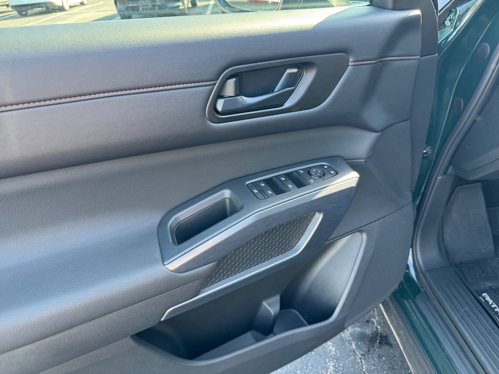 Used 2025 Nissan Pathfinder Rock Creek AWD/4WD image 21