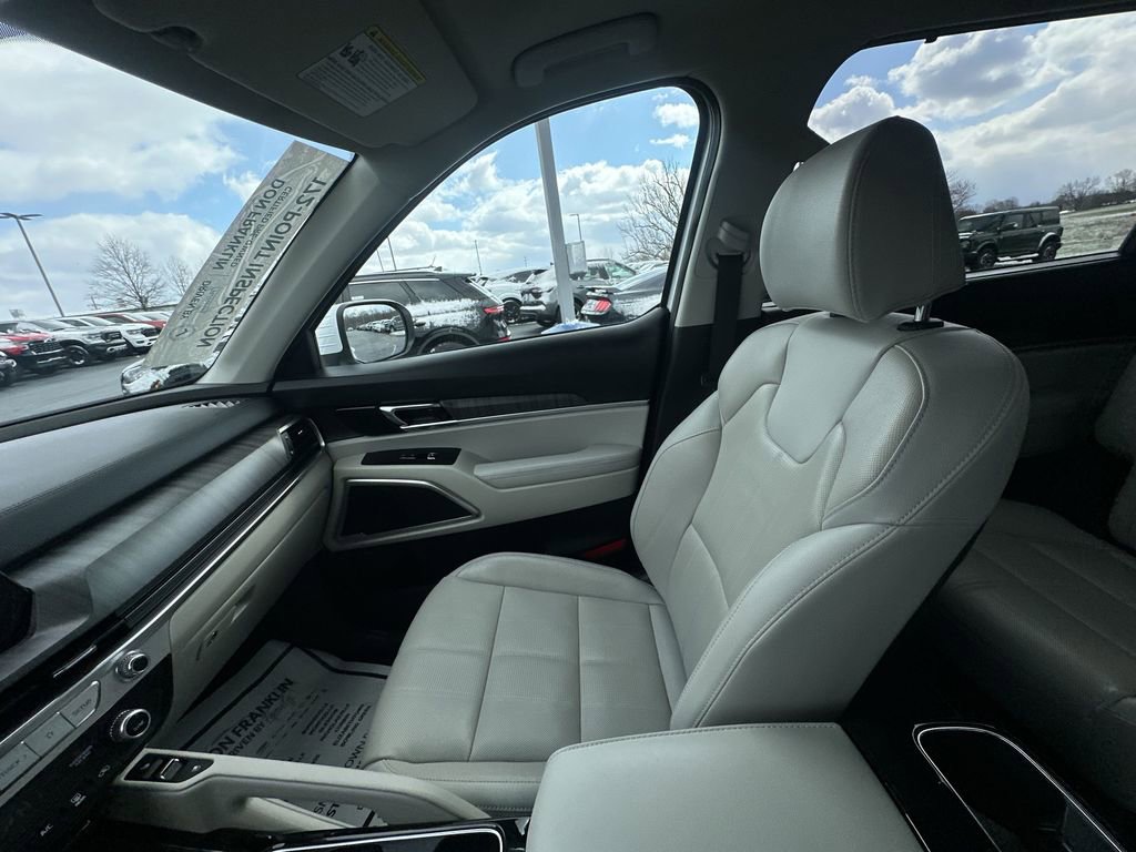 Used 2024 Kia Telluride EX w/ EX Captain's Chair Package FWD image 11