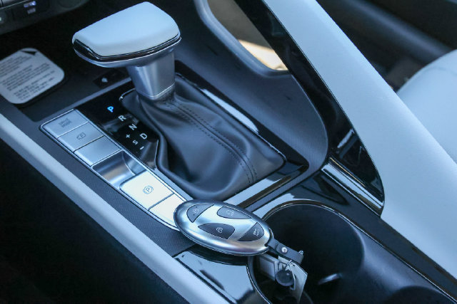 New 2026 Hyundai Elantra Limited FWD image 17