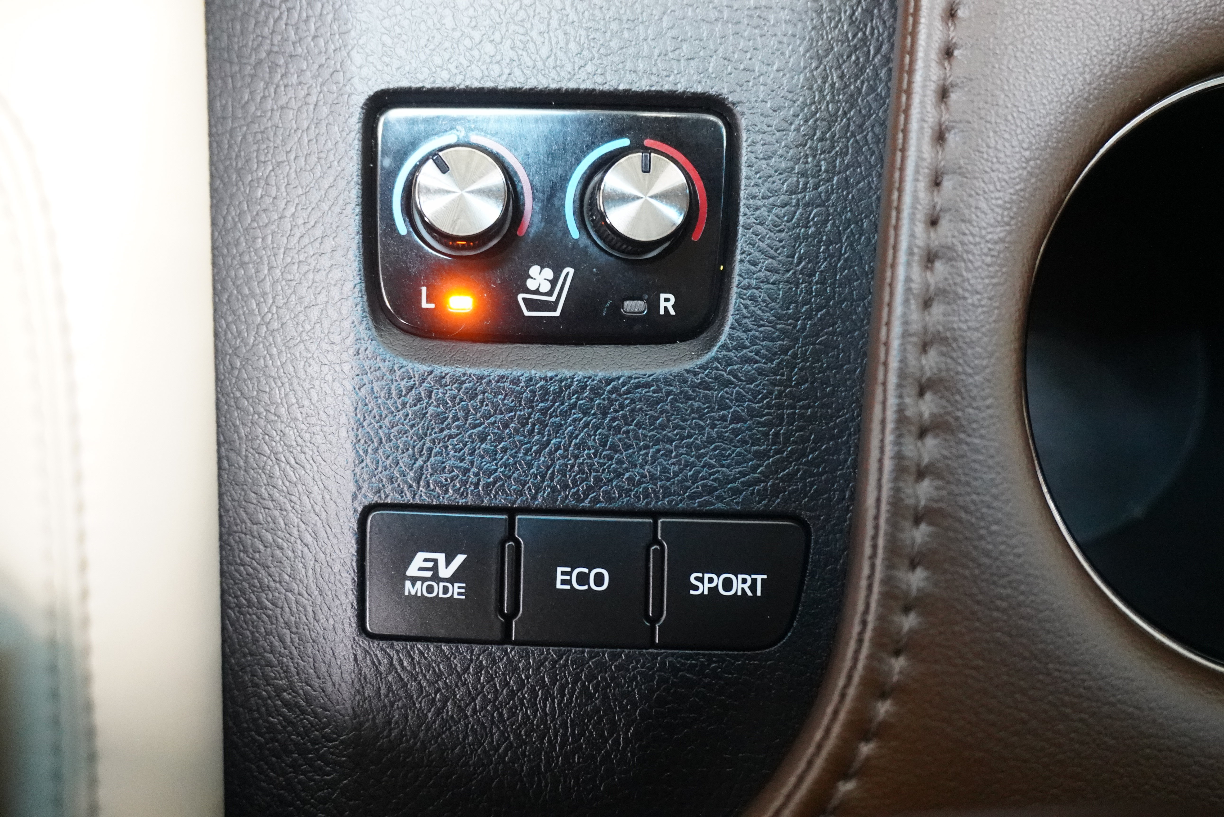 Used 2013 Toyota Avalon Limited w/ Technology Pkg FWD image 24