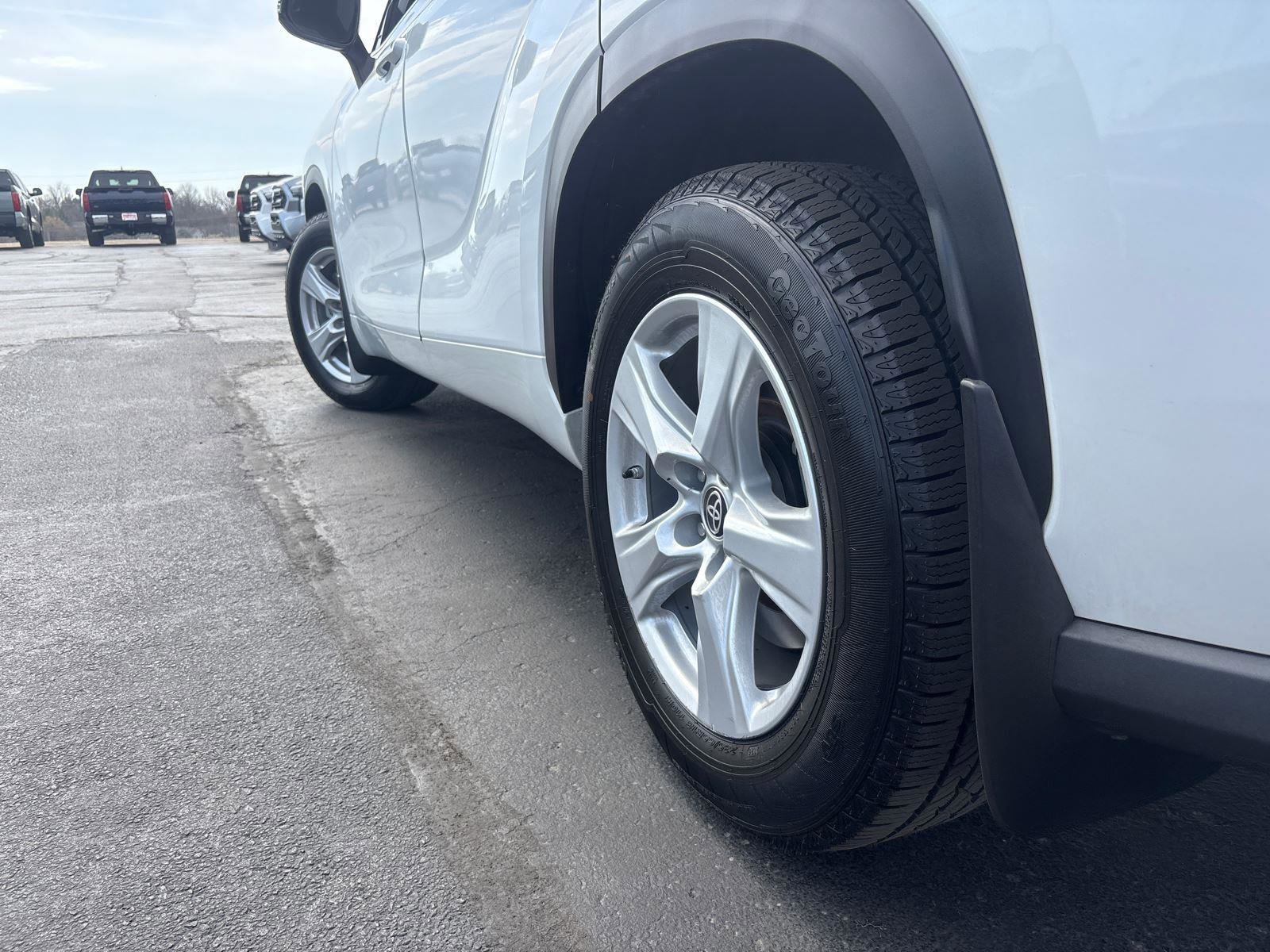 Used 2023 Toyota Highlander LE image 5