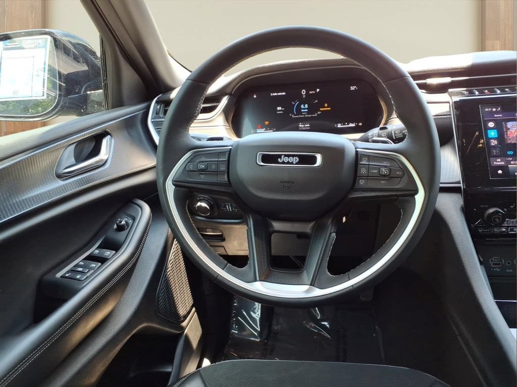 Used 2025 Jeep Grand Cherokee Altitude AWD/4WD image 22