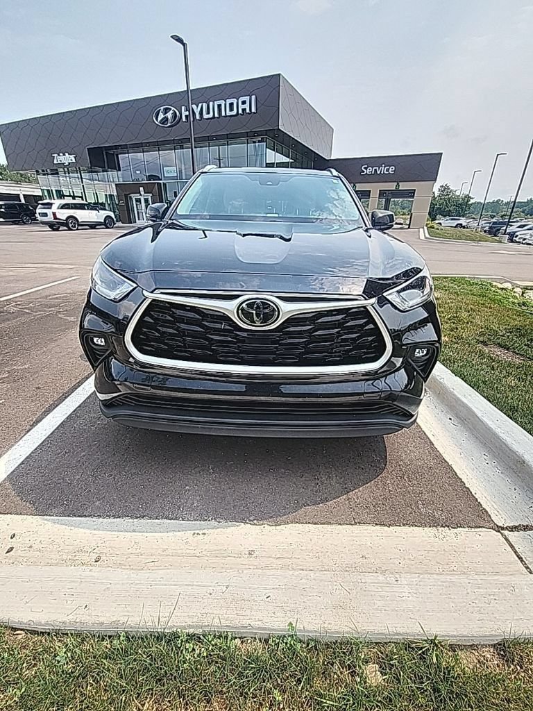 Used 2021 Toyota Highlander XLE AWD/4WD image 1