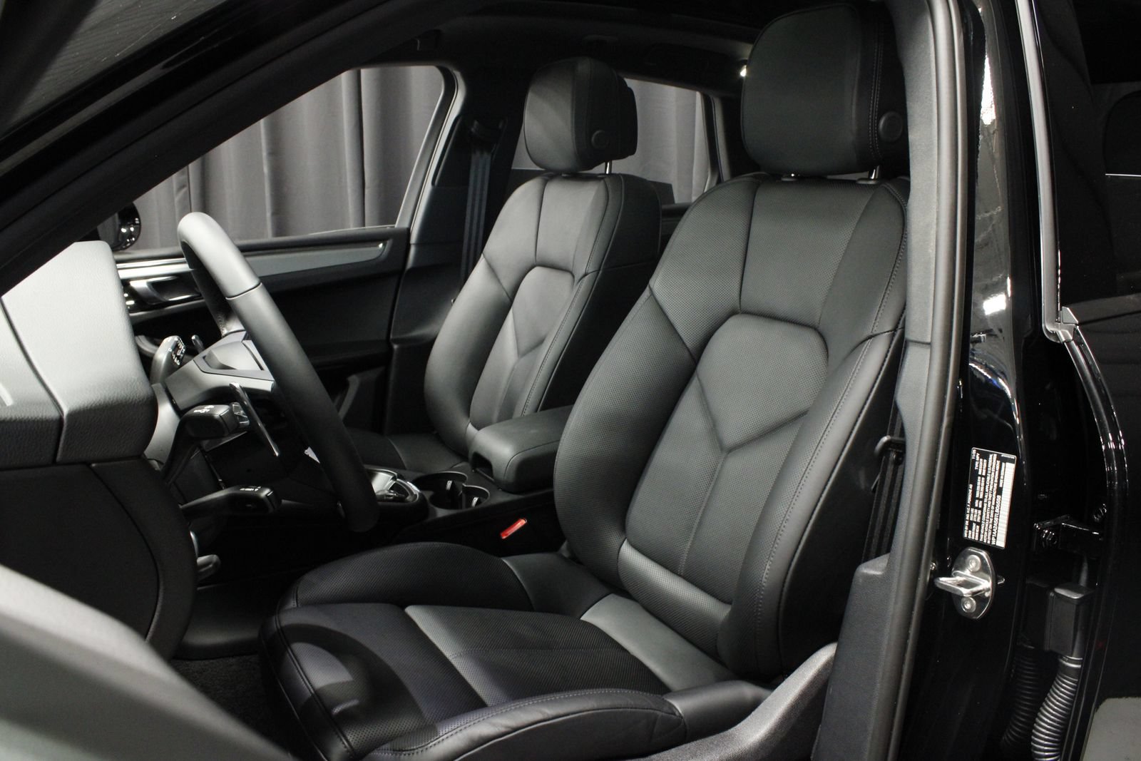 Certified 2026 Porsche Macan AWD/4WD image 5