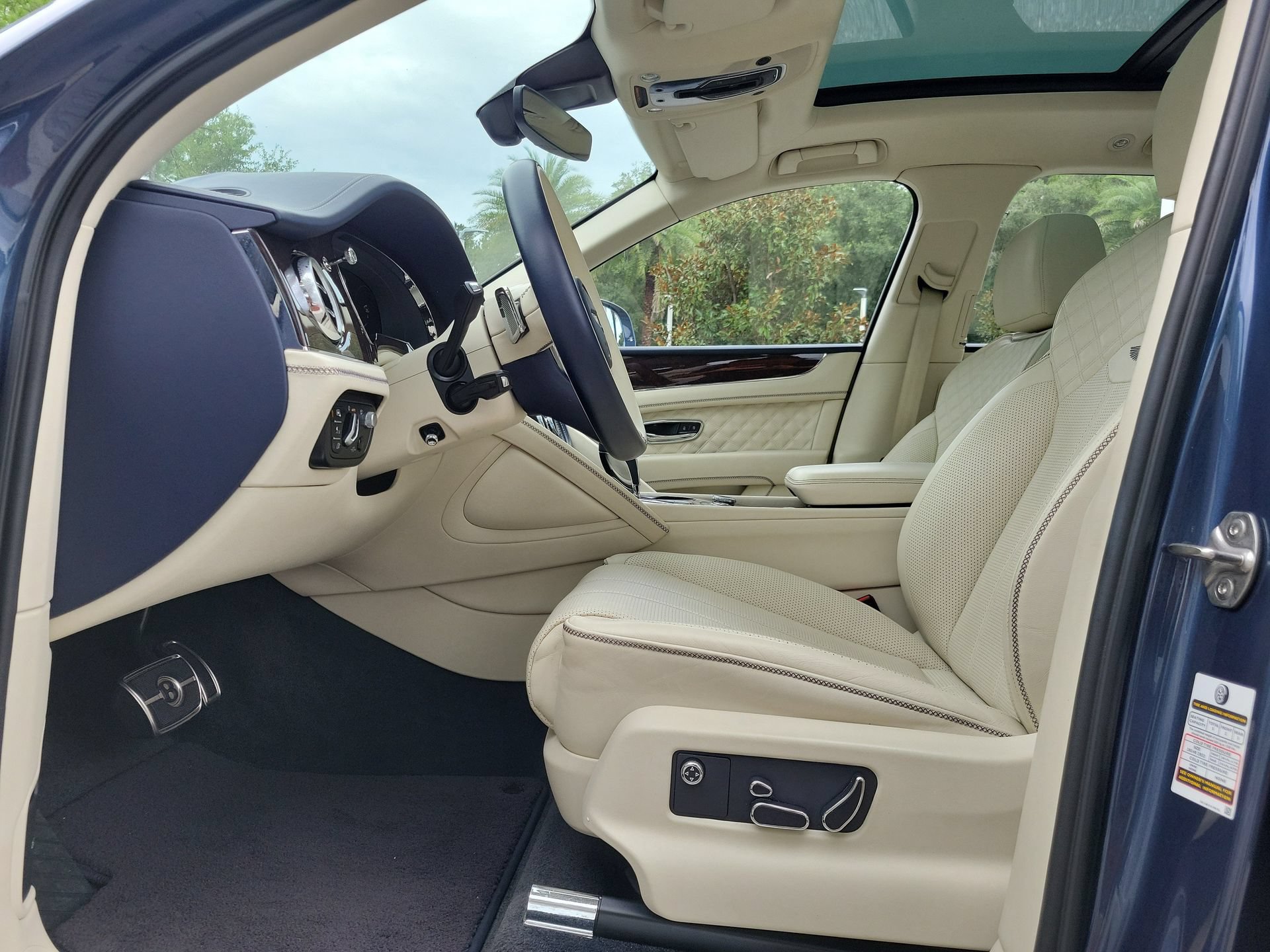 Certified 2022 Bentley Bentayga AWD/4WD image 32