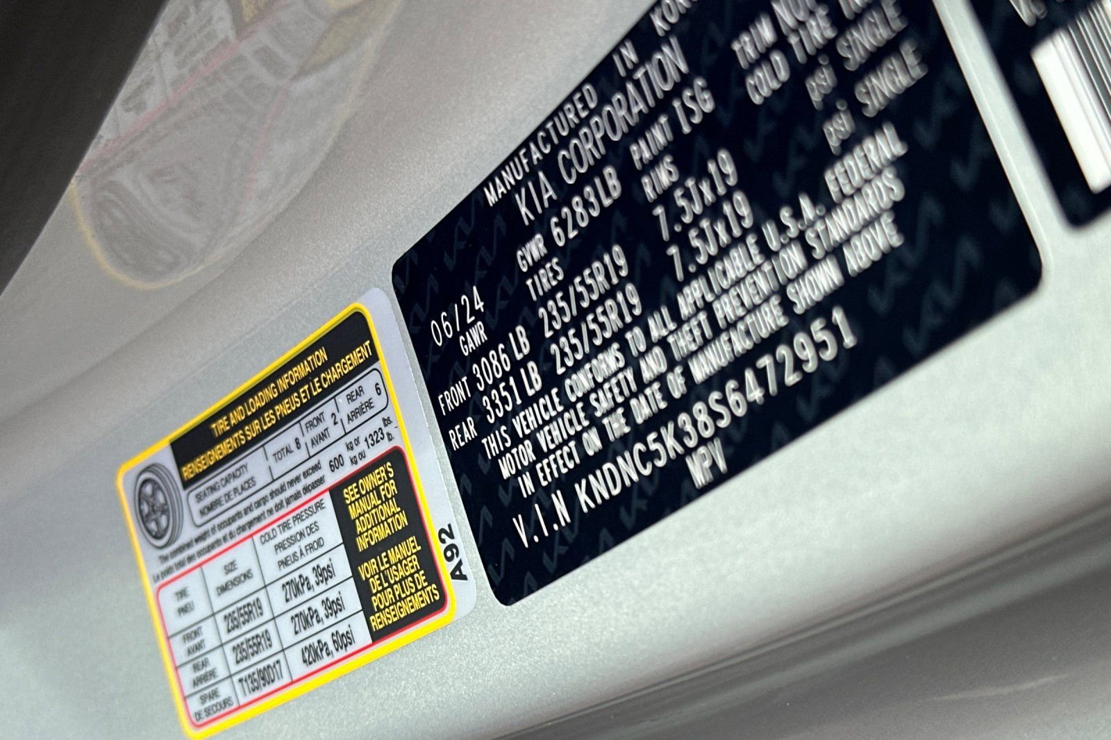 Used 2025 Kia Carnival EX FWD image 28