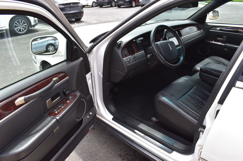 Used 2007 Lincoln Town Car Executive RWD image 13
