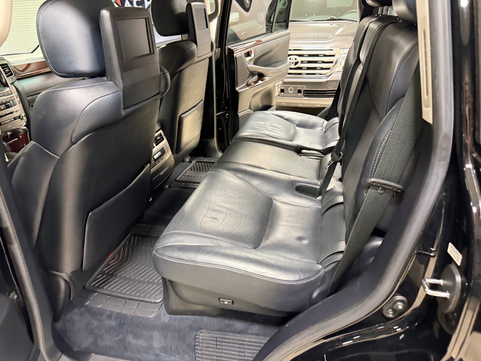 Used 2013 Lexus LX 570 4WD w/ Luxury Pkg w/Pre-crash image 26