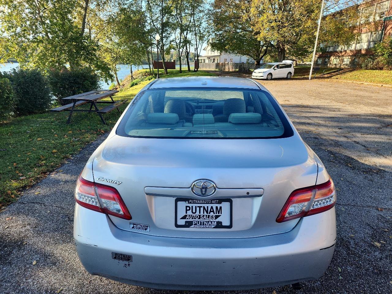 Used 2010 Toyota Camry SE FWD image 4