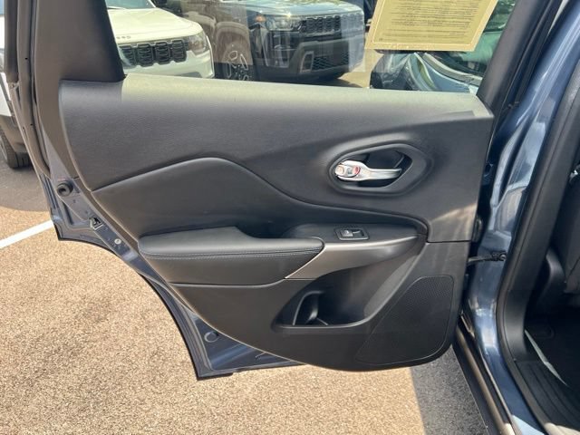 Used 2020 Jeep Cherokee Latitude FWD image 17