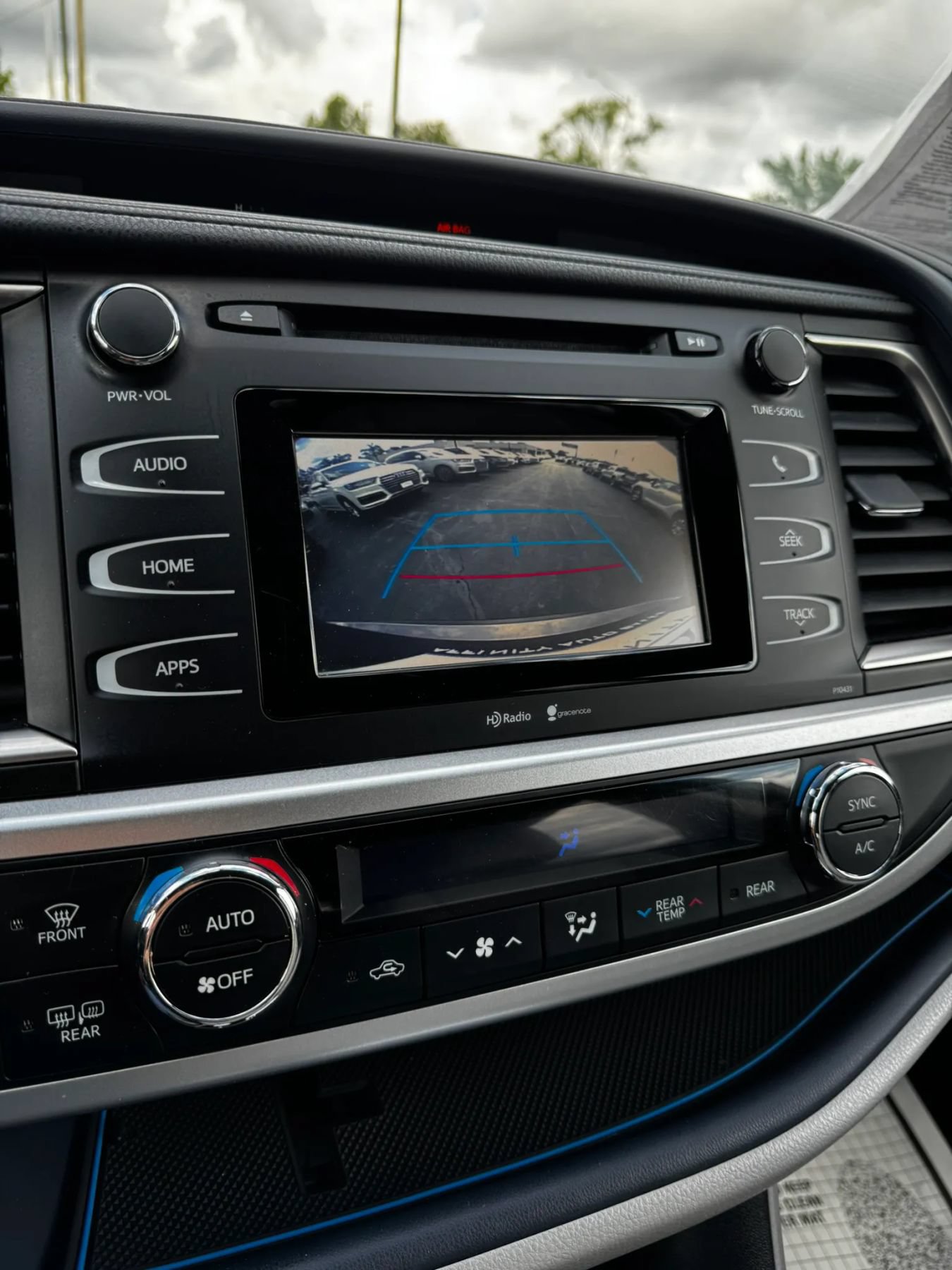 Used 2015 Toyota Highlander Plus AWD/4WD image 36