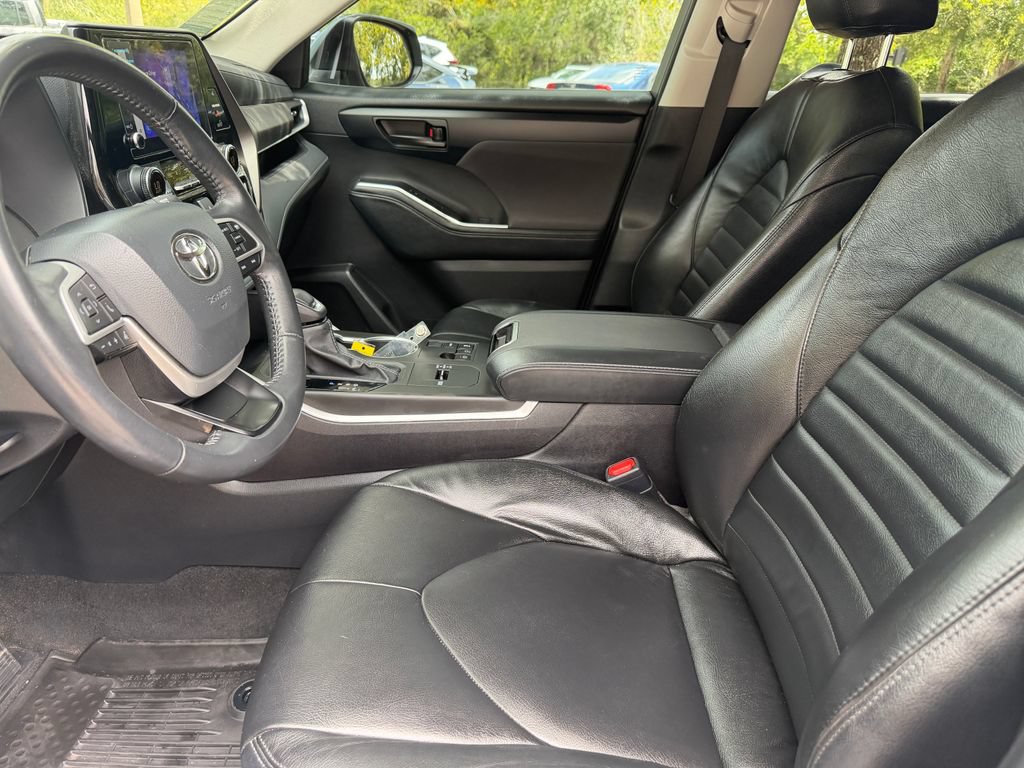 Used 2024 Toyota Highlander LE FWD image 21