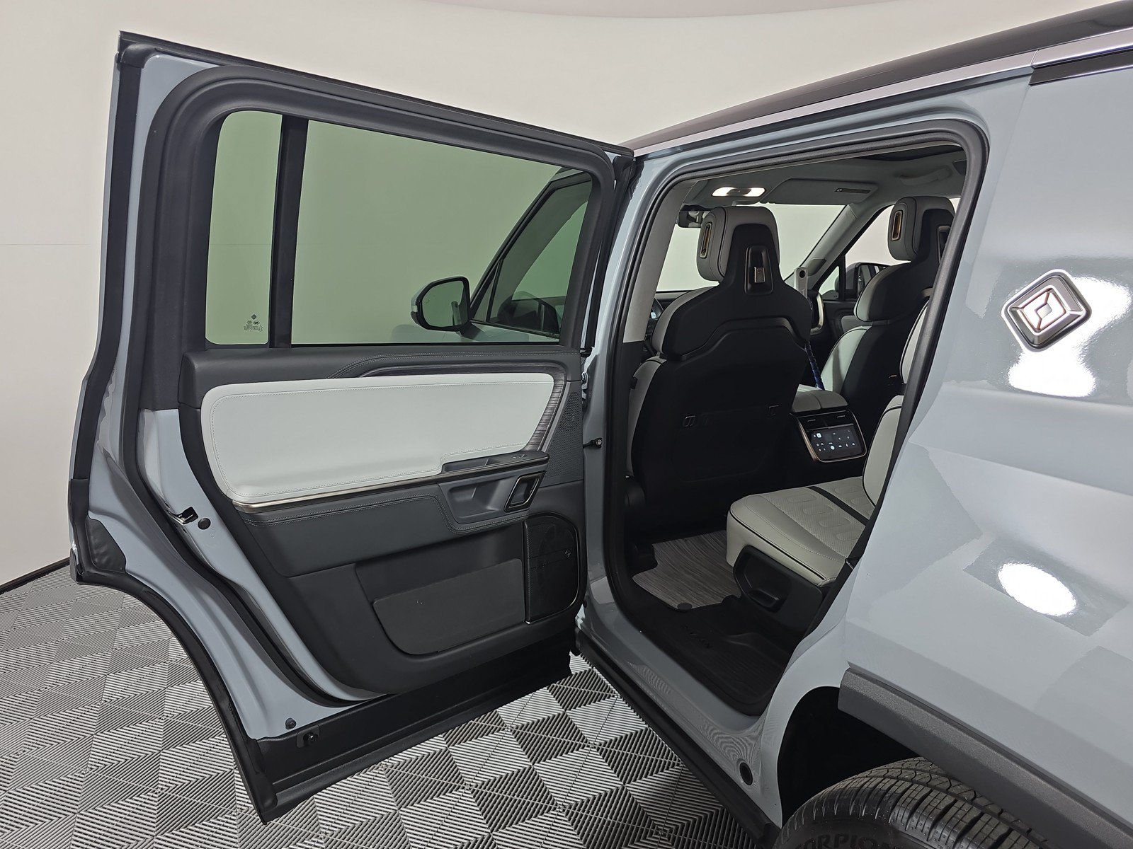 Used 2024 Rivian R1S Adventure AWD/4WD image 17