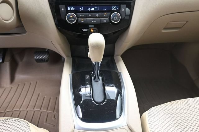 Used 2015 Nissan Rogue SV w/ SV Premium Package FWD image 13