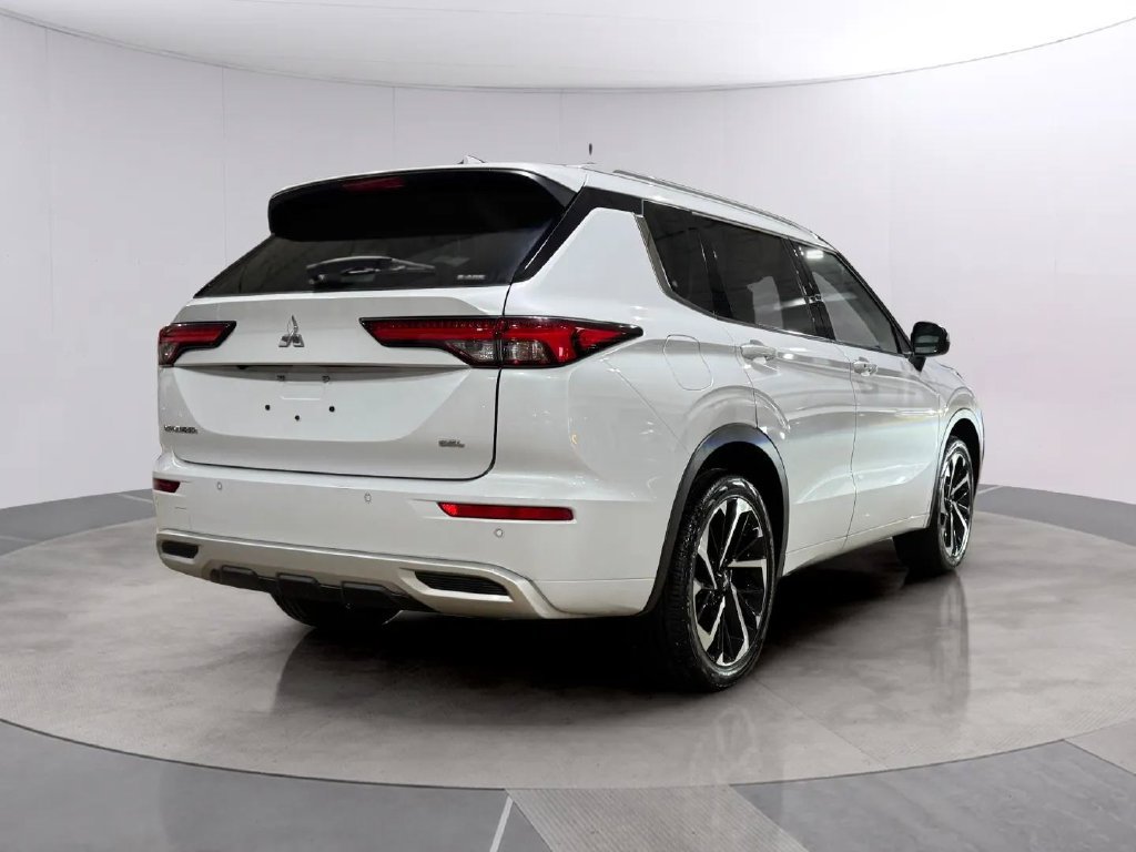 Used 2024 Mitsubishi Outlander SEL AWD/4WD image 3