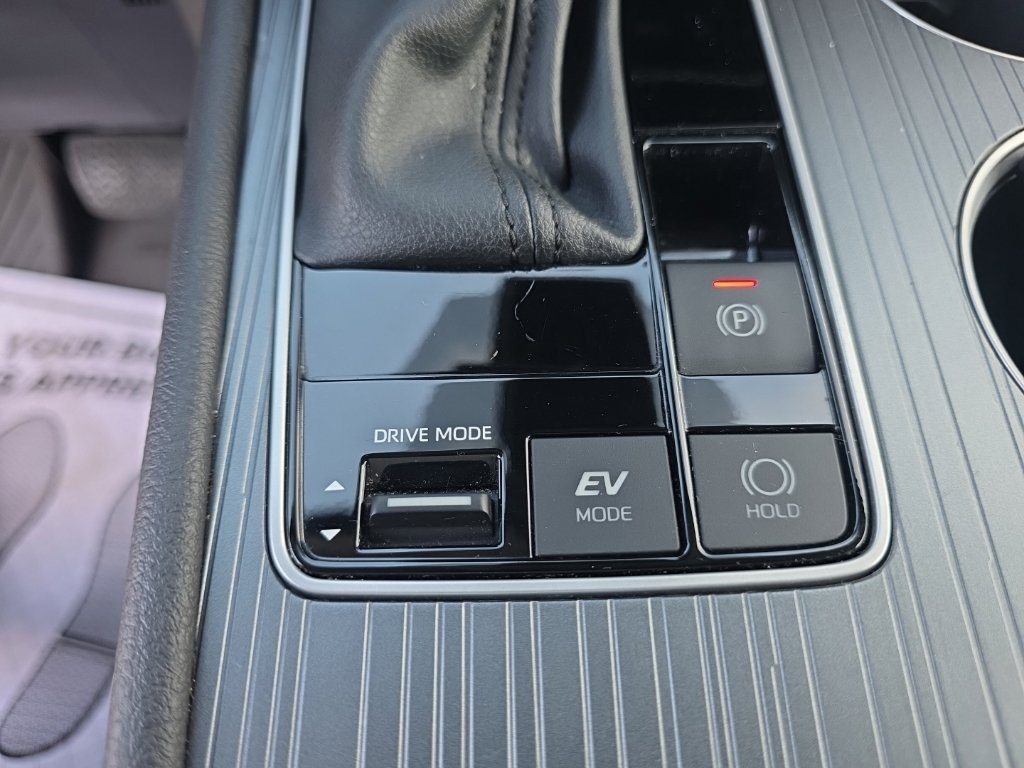 Certified 2025 Toyota Sienna LE FWD image 23