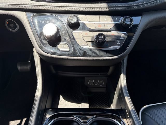 Used 2025 Chrysler Pacifica Limited FWD image 11