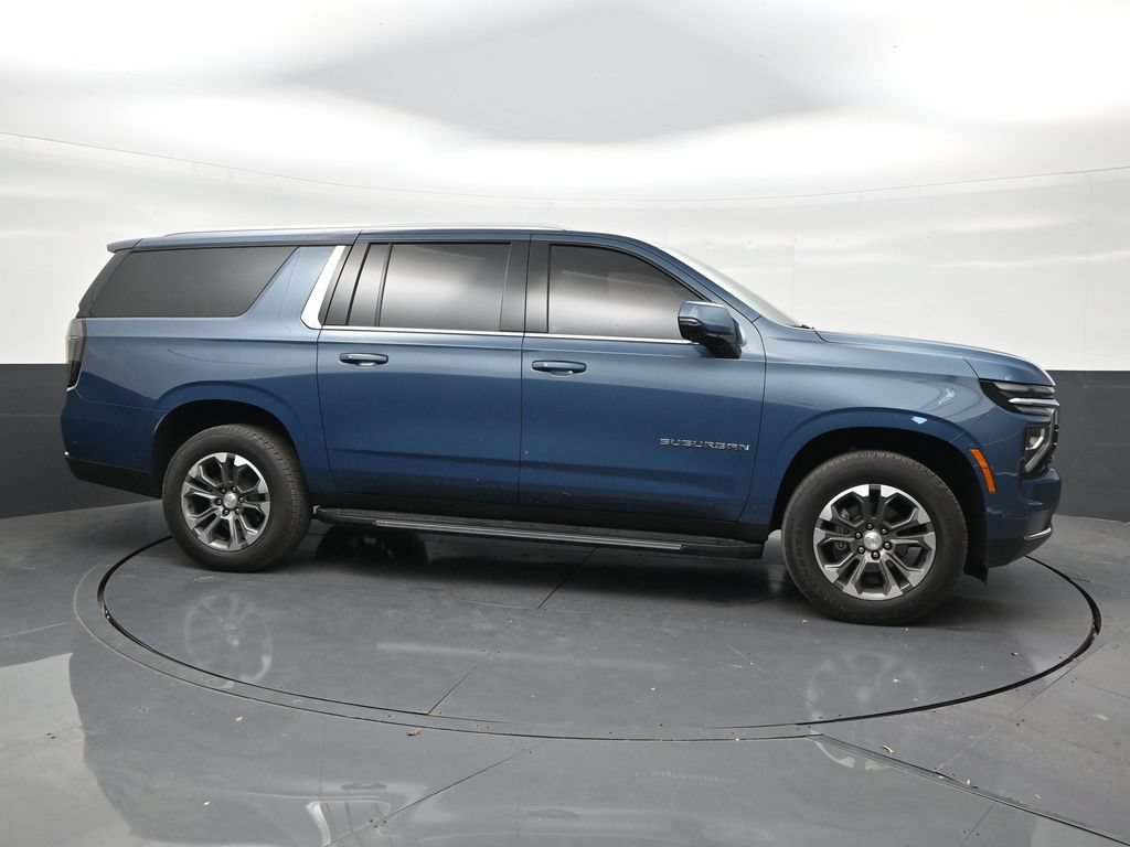 Used 2025 Chevrolet Suburban LT w/ Comfort Package RWD image 6