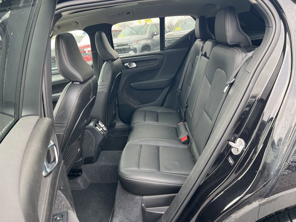 Used 2024 Volvo XC40 B5 Core image 25