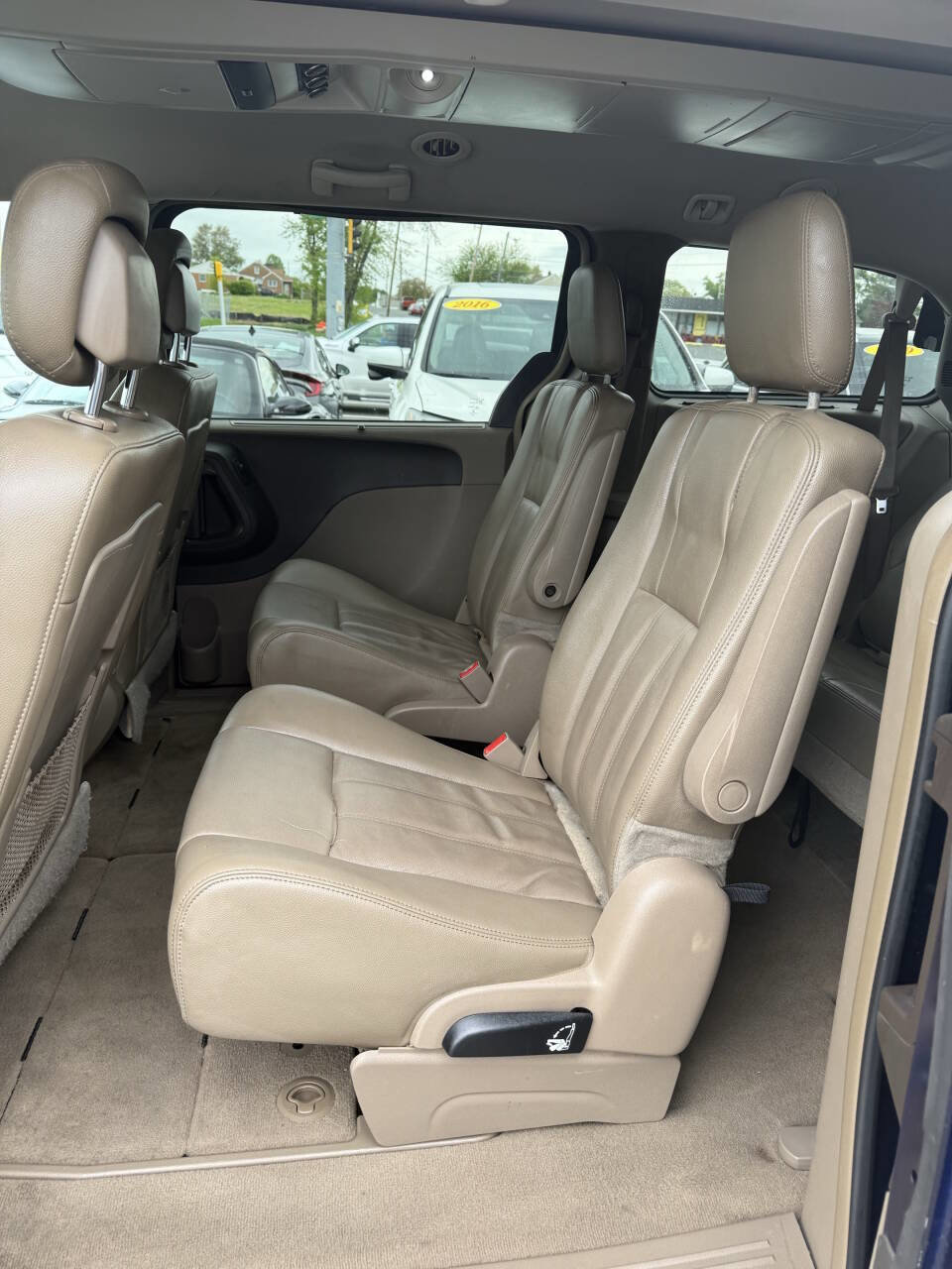 Used 2015 Chrysler Town & Country Touring FWD image 18