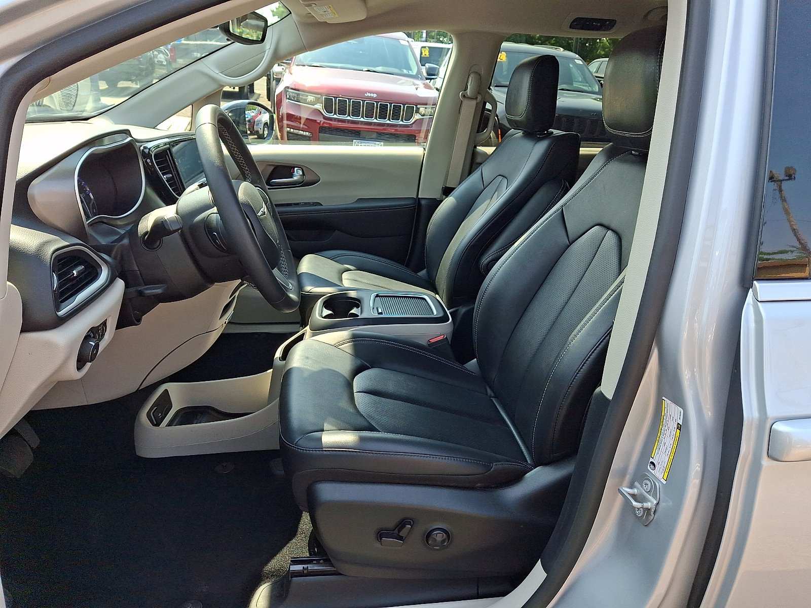 Used 2024 Chrysler Pacifica Touring-L FWD image 14