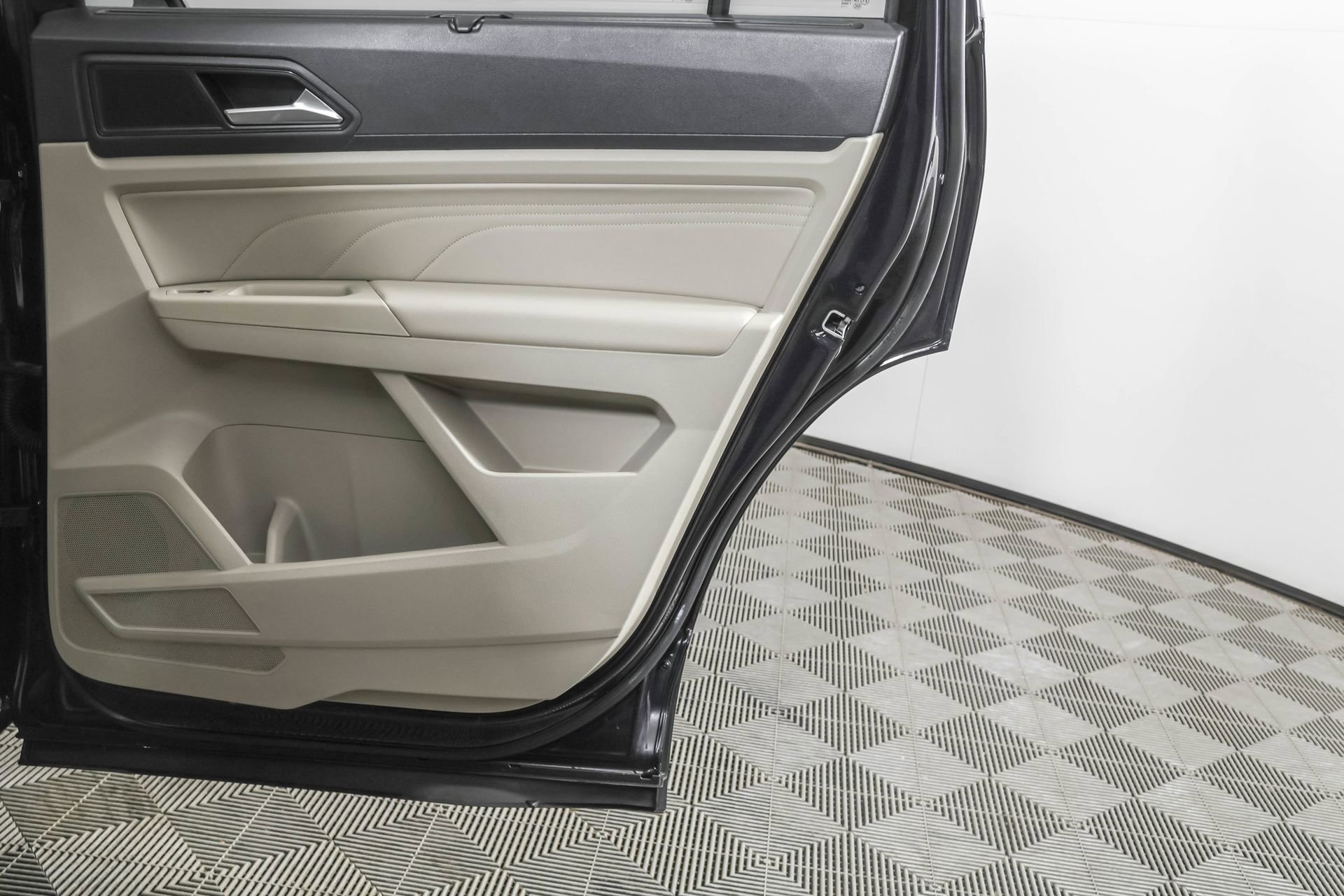 Used 2022 Volkswagen Atlas SE w/ Black Wheel Package image 44