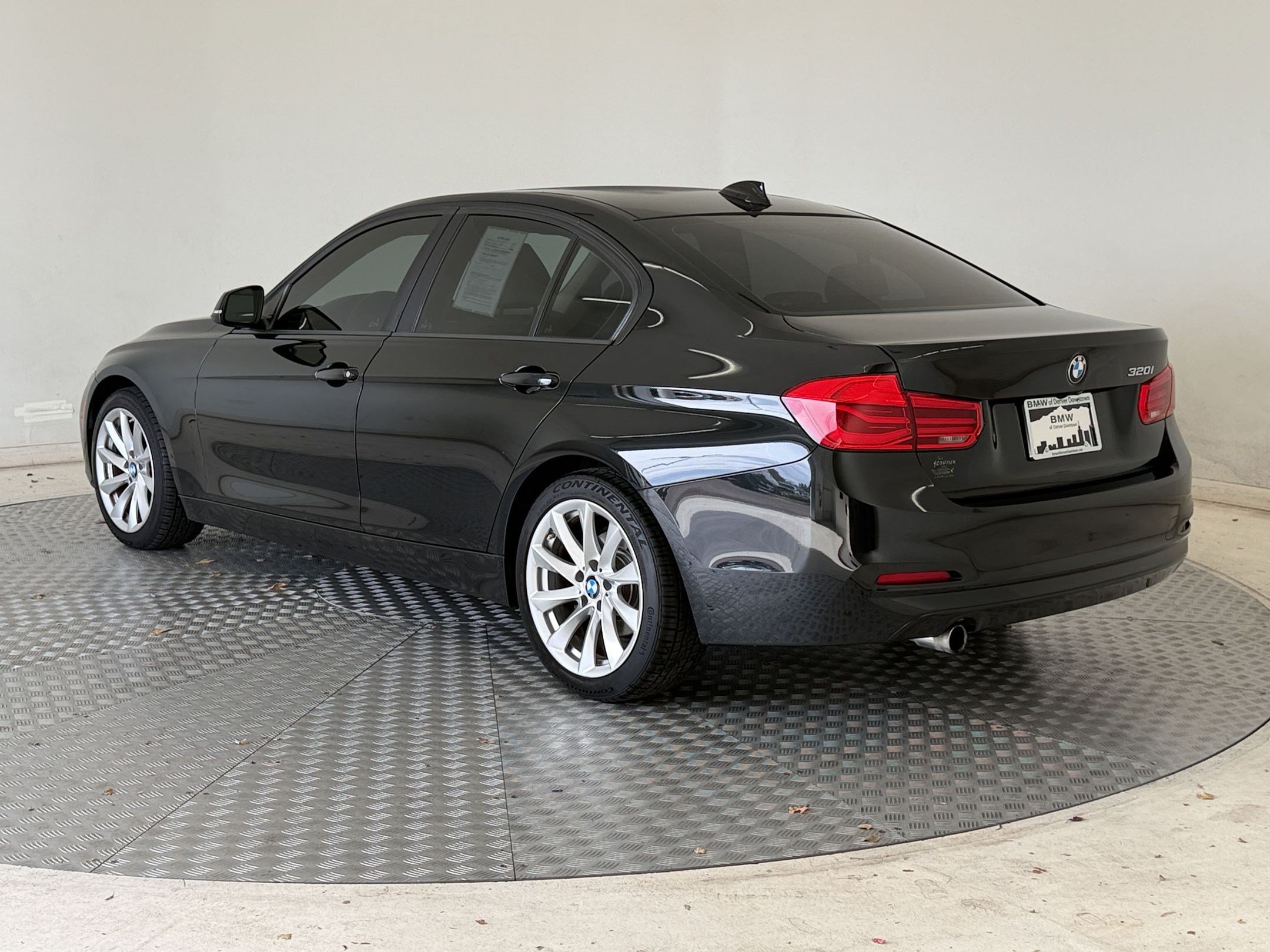 Used 2018 BMW 320i Sedan RWD image 3