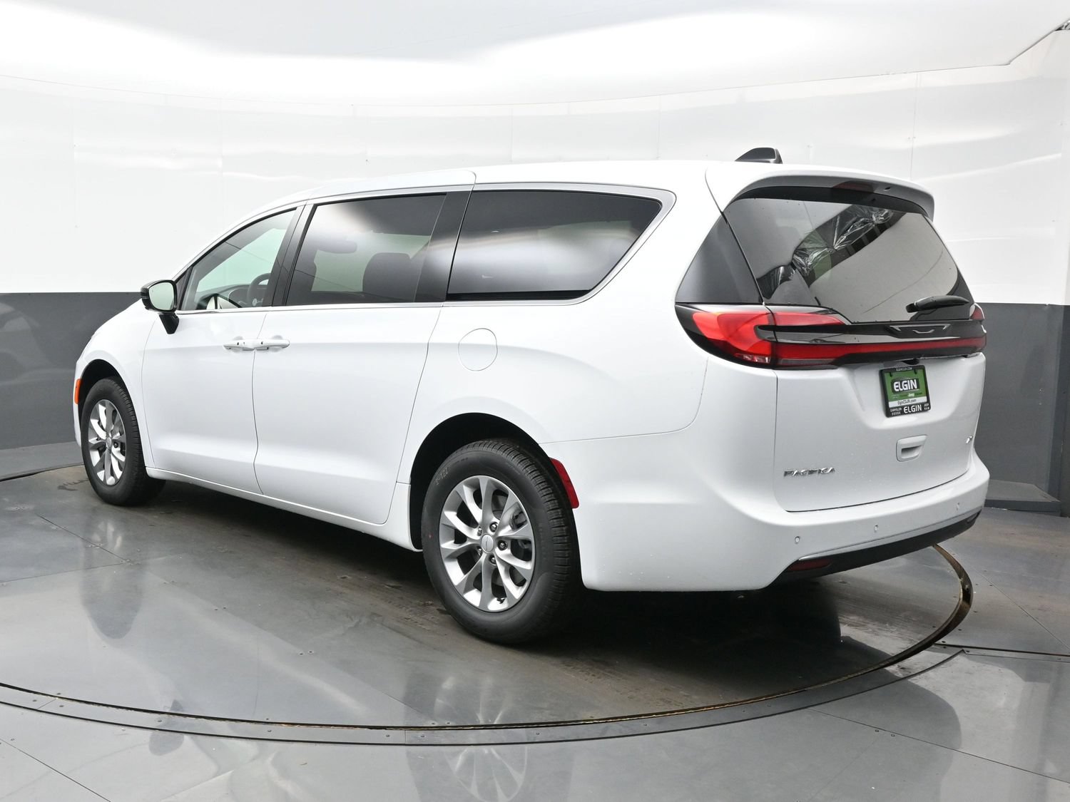 New 2027 Chrysler Pacifica Select AWD/4WD image 5