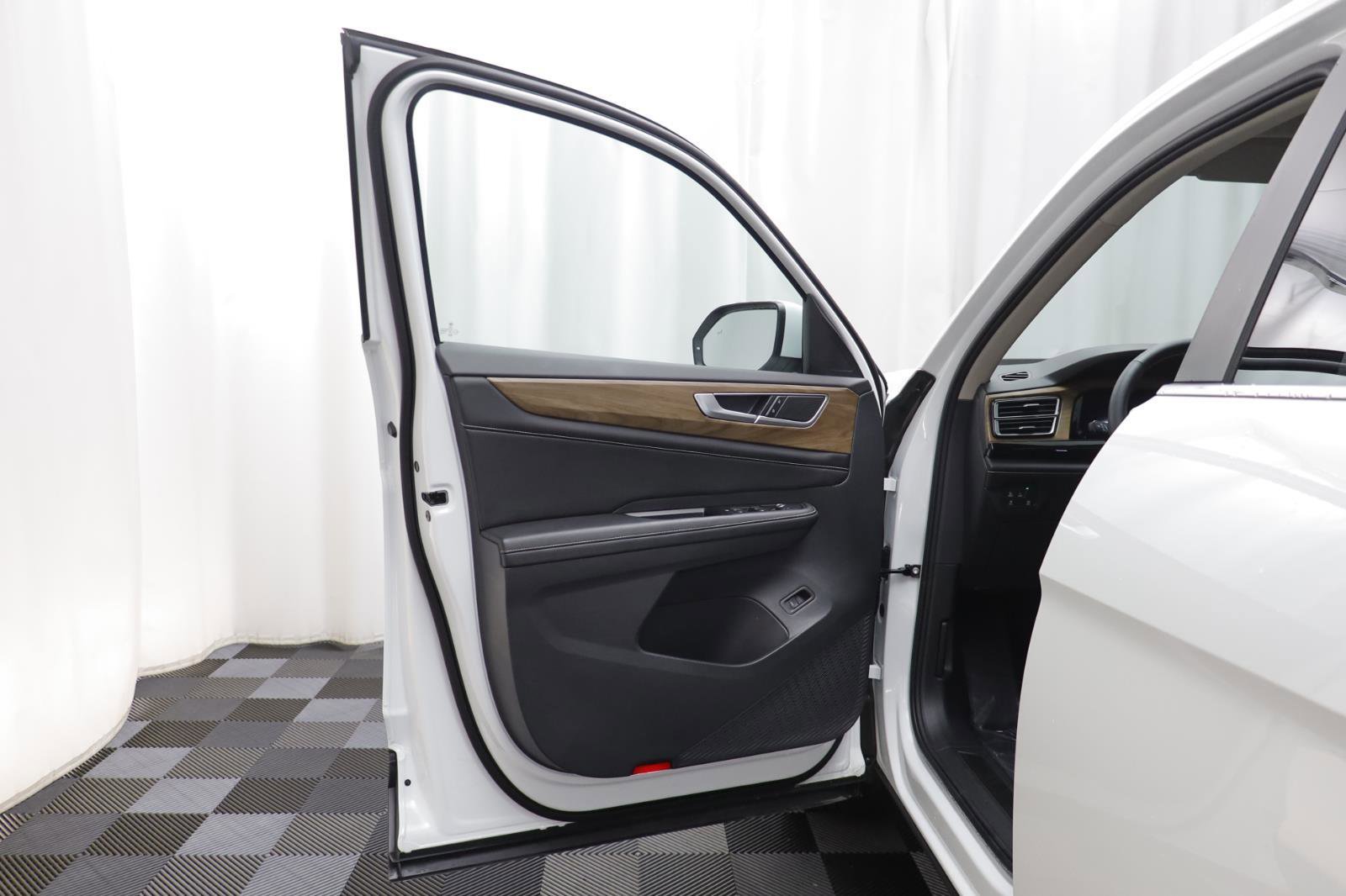 Certified 2024 Volkswagen Atlas SE w/ Black Wheel Package image 4