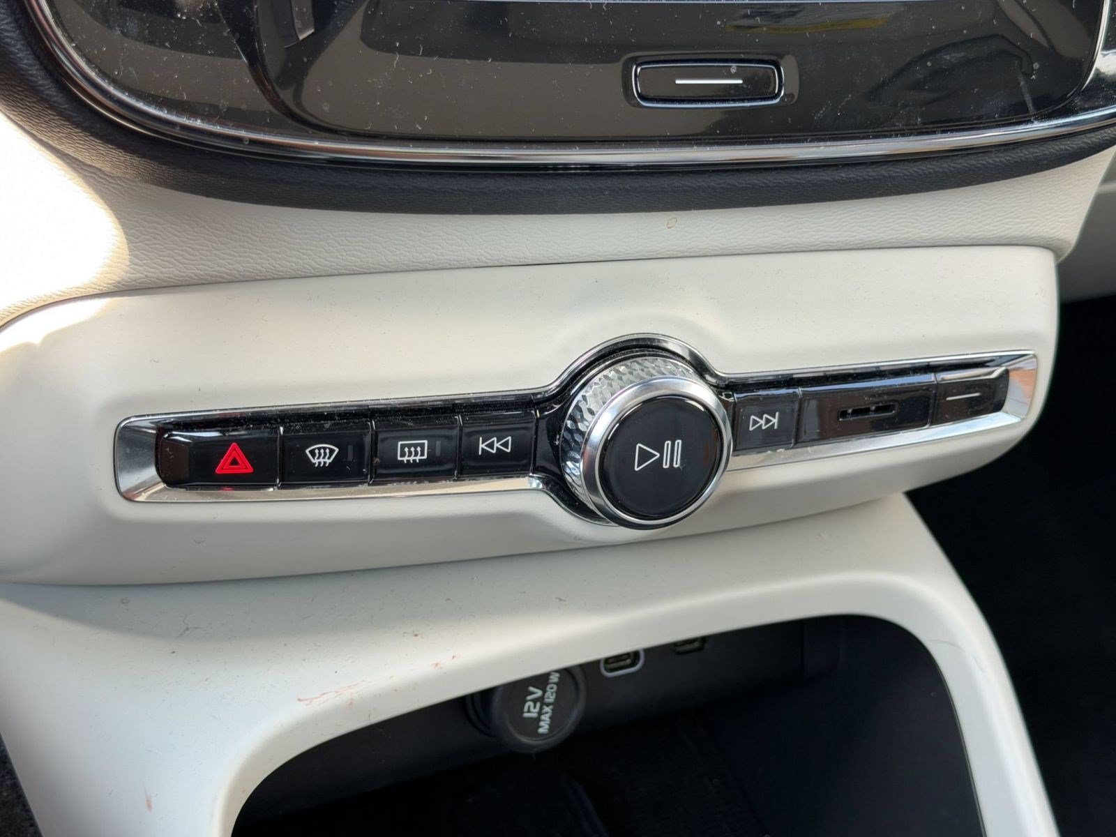 Certified 2026 Volvo XC40 B5 Plus w/ Protection Package Premier AWD/4WD image 18