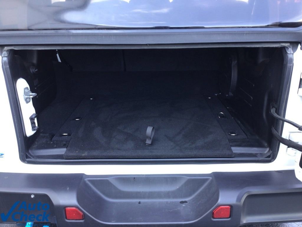 Used 2022 Jeep Wrangler Unlimited Sahara w/ Cold Weather Group image 16