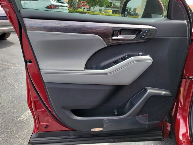 New 2026 Toyota Highlander Limited image 12