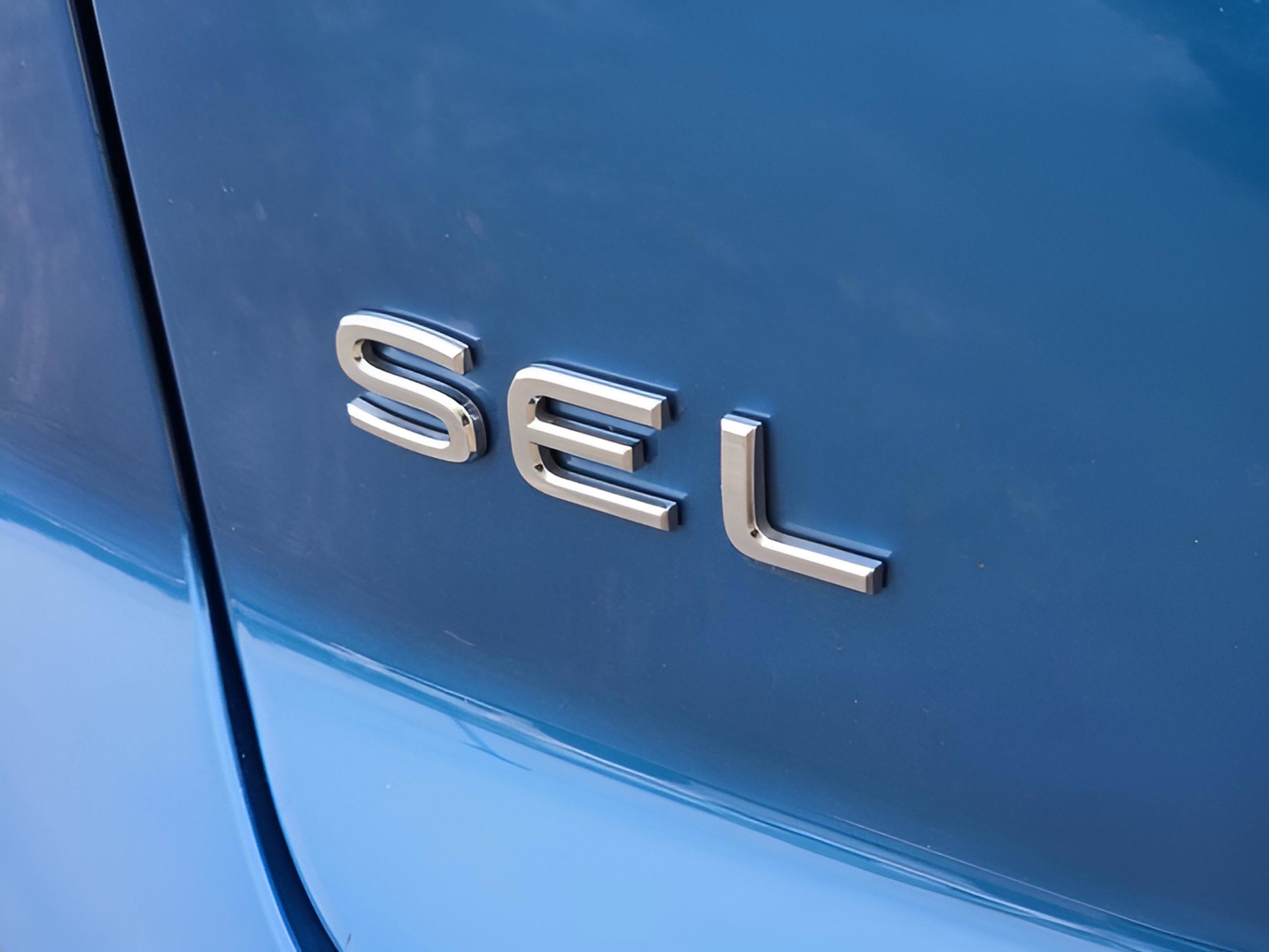 Certified 2025 Volkswagen Atlas Cross Sport SEL Premium R-Line image 33