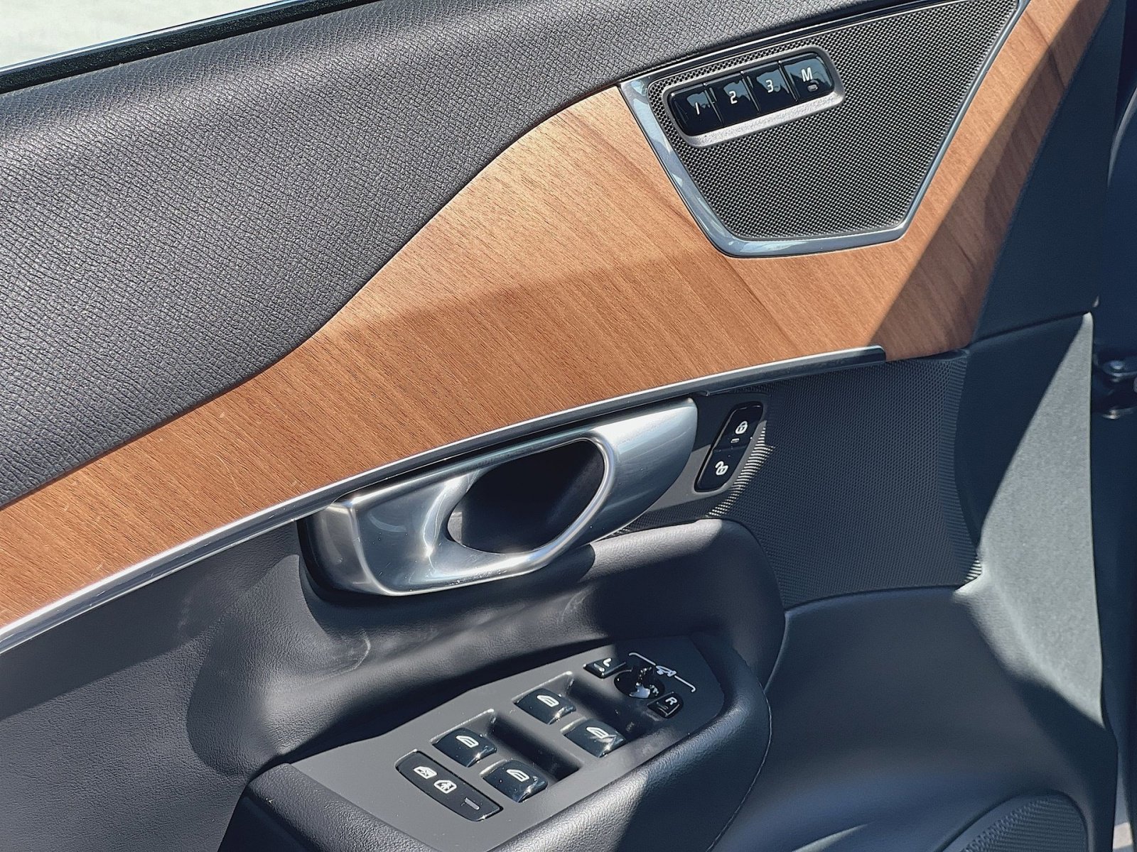 Used 2023 Volvo XC90 B6 Plus image 23