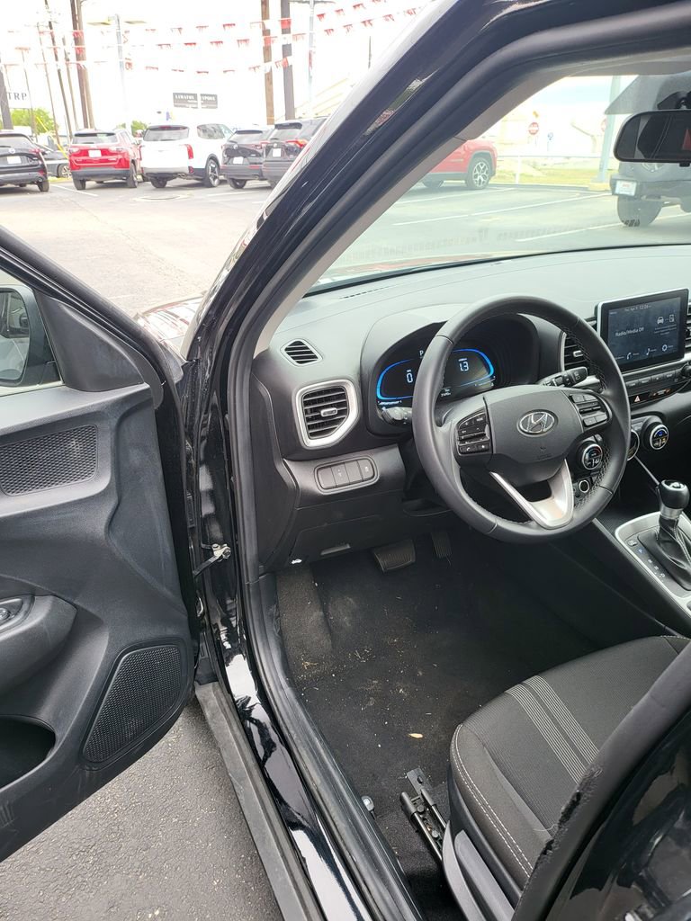 Used 2025 Hyundai Venue SEL image 4