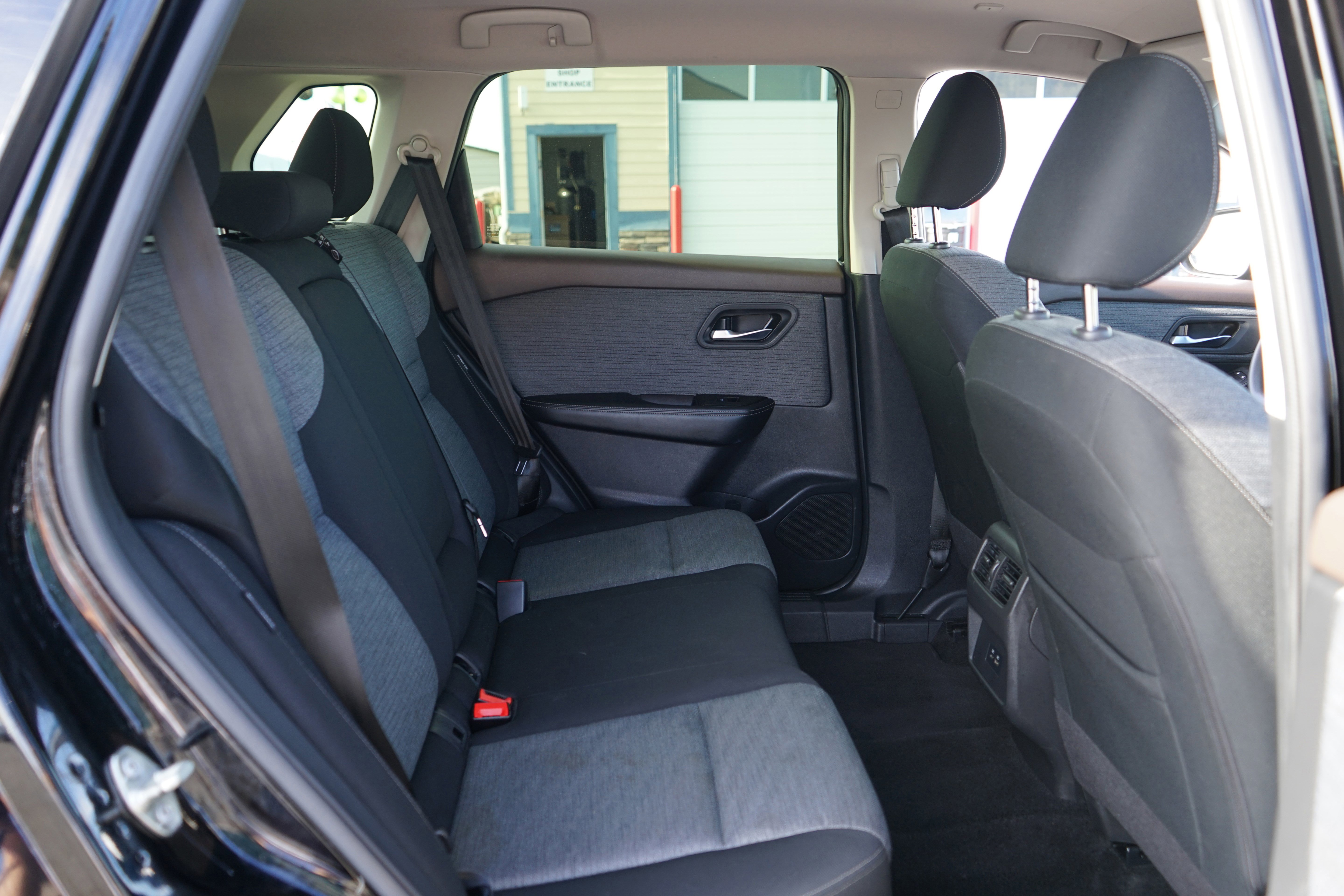 Used 2023 Nissan Rogue SV image 30