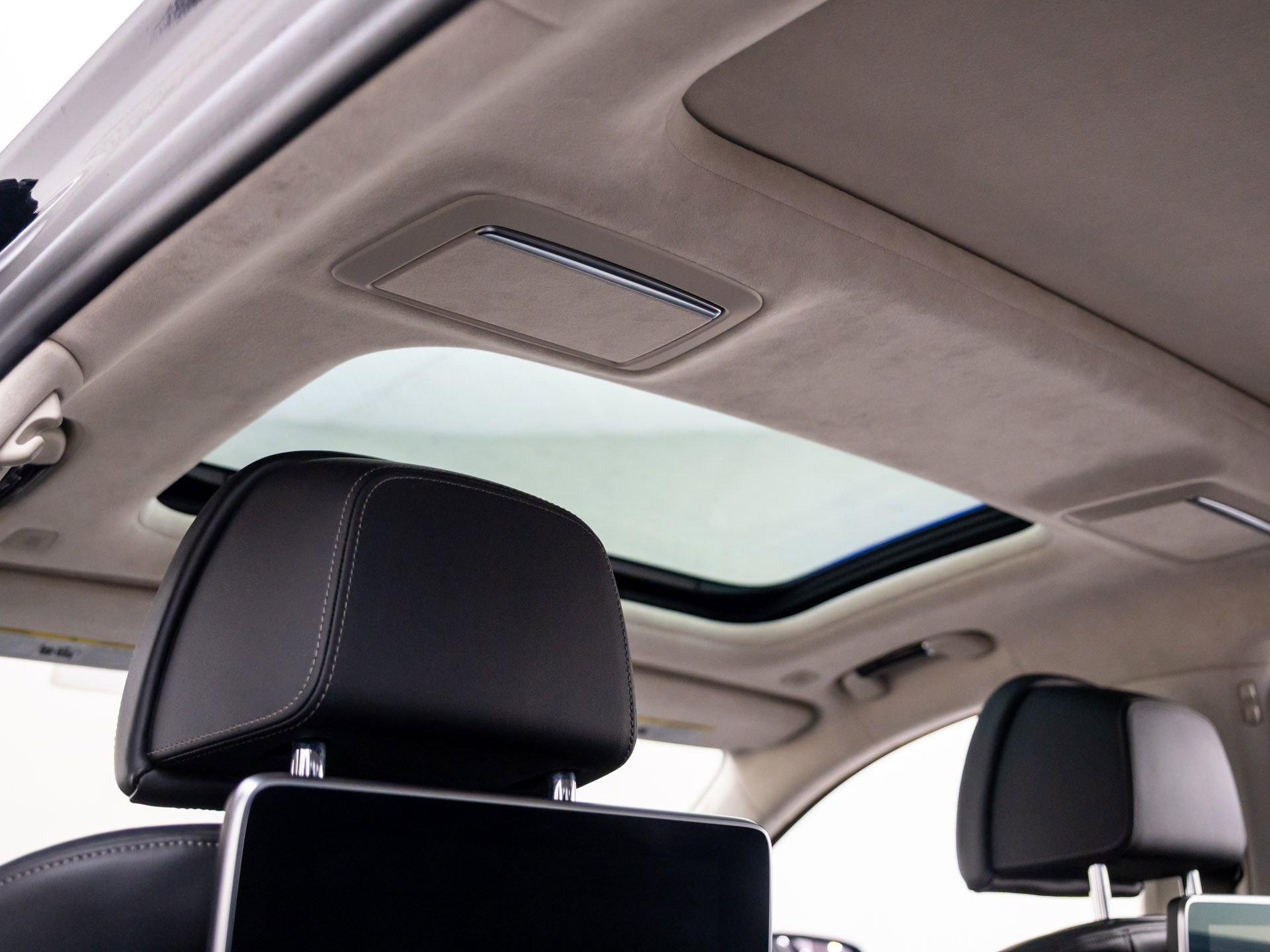 Used 2022 BMW M760i xDrive image 22