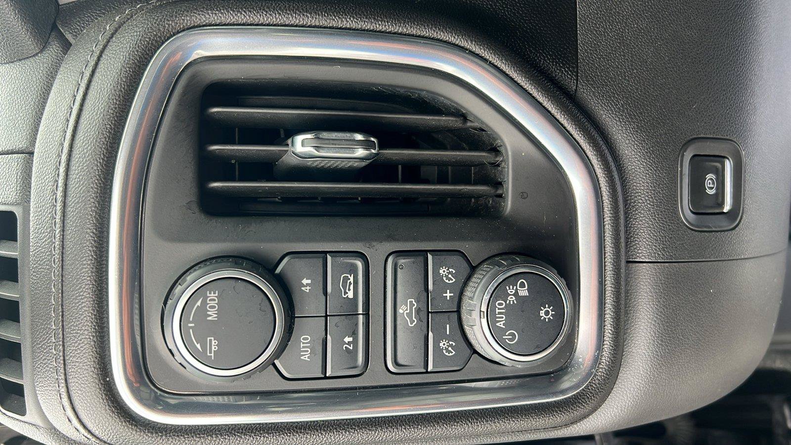 Used 2020 Chevrolet Silverado 1500 LT w/ All-Star Edition AWD/4WD image 23